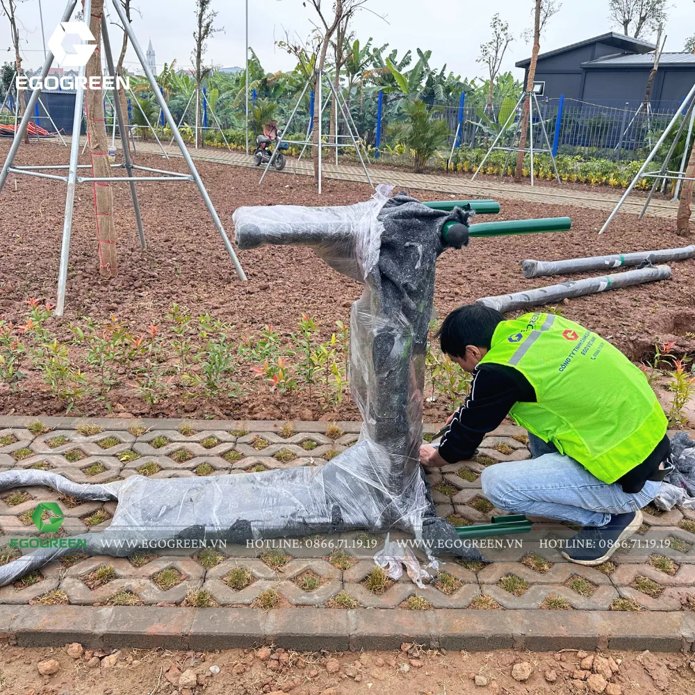 Lắp đặt cầu trượt, bập bênh... cho sân chơi trẻ nhỏ.